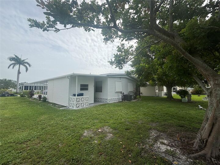 Property Photo: 808 53rd Avenue E 203 FL 34203