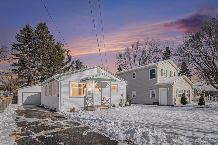 Property Photo: 907 Tisdale Avenue MI 48910