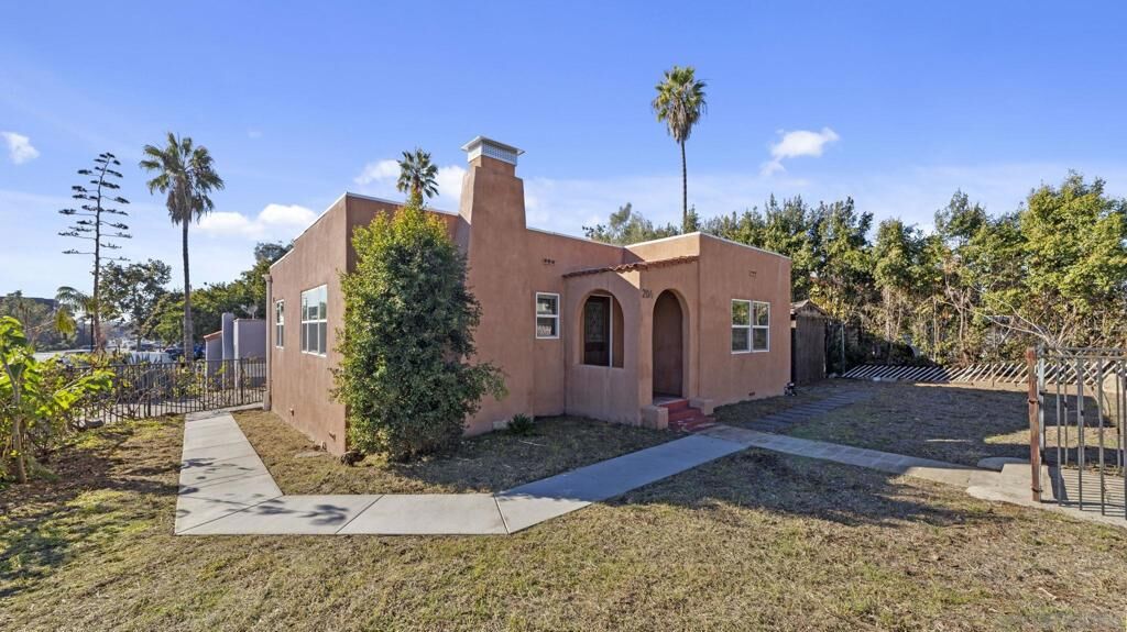 Property Photo:  204 N Citrus Ave  CA 92084 