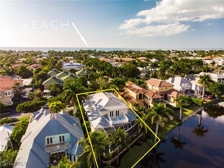 Property Photo: 725 W Lake Drive FL 34102