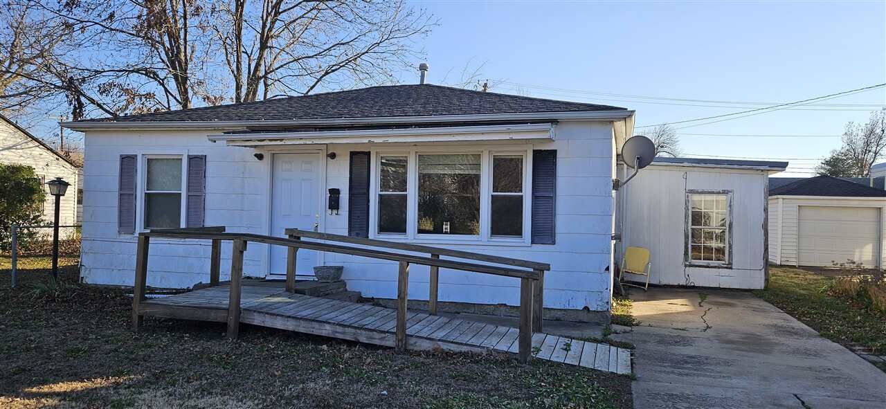 Property Photo:  1012 W Highland  OK 74601 