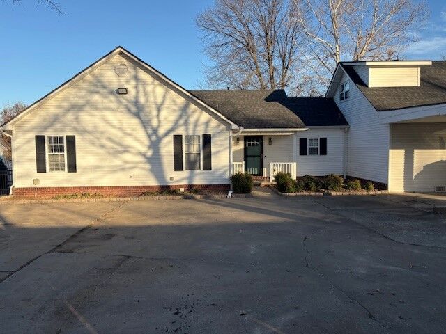 Property Photo:  1153 N West End Street  AR 72764 