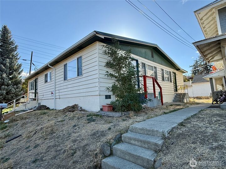 Property Photo:  304 W 6th  WA 98926 