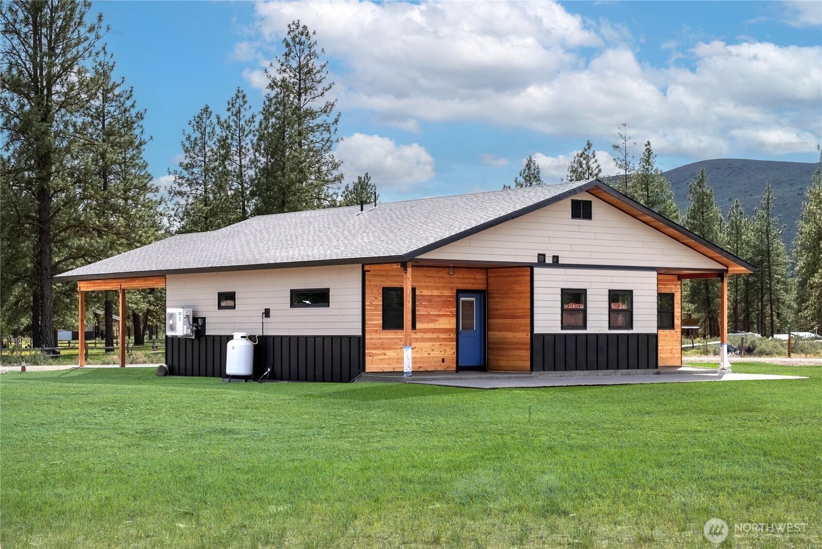 Property Photo:  7  Round Rock Lane  WA 98862 