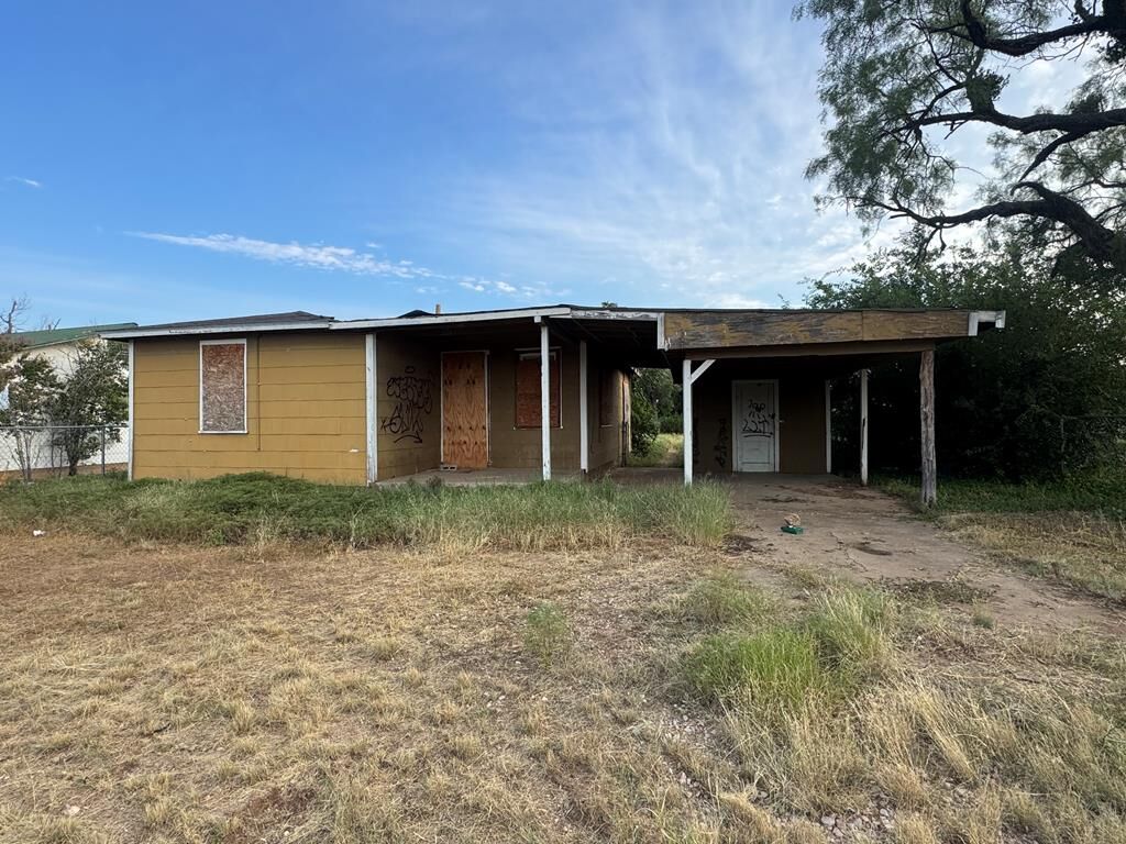 Property Photo: 424 E 38th St TX 76903