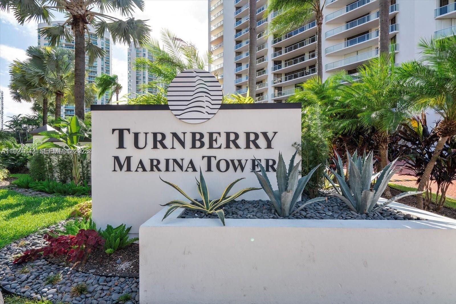 Property Photo: 19500 Turnberry Way 20D FL 33180