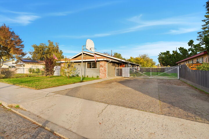 Property Photo:  276 N Cottage Street  CA 93257 