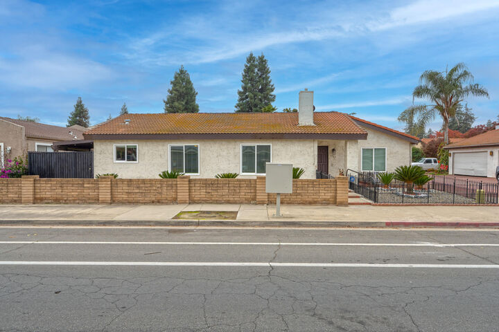 Property Photo:  1705 E Cross Avenue  CA 93274 