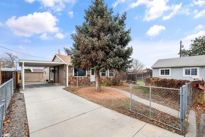 Property Photo: 1004 Warren Ct WA 99352