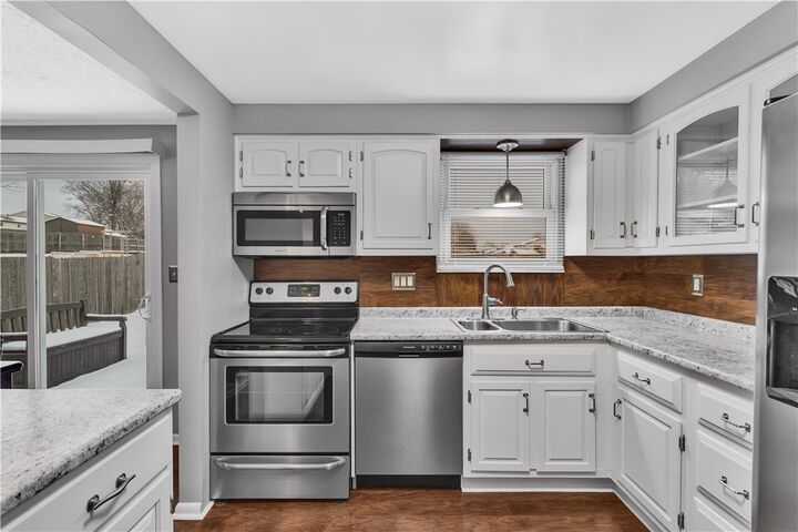 Property Photo: 124 Macbeth Dr PA 15068