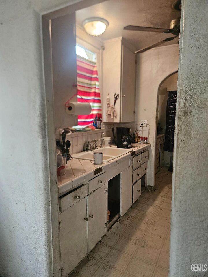 Property Photo:  123 Douglas Street  CA 93308 