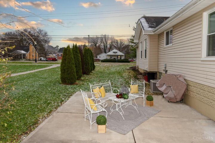 Property Photo: 484 W Kemper Road OH 45246