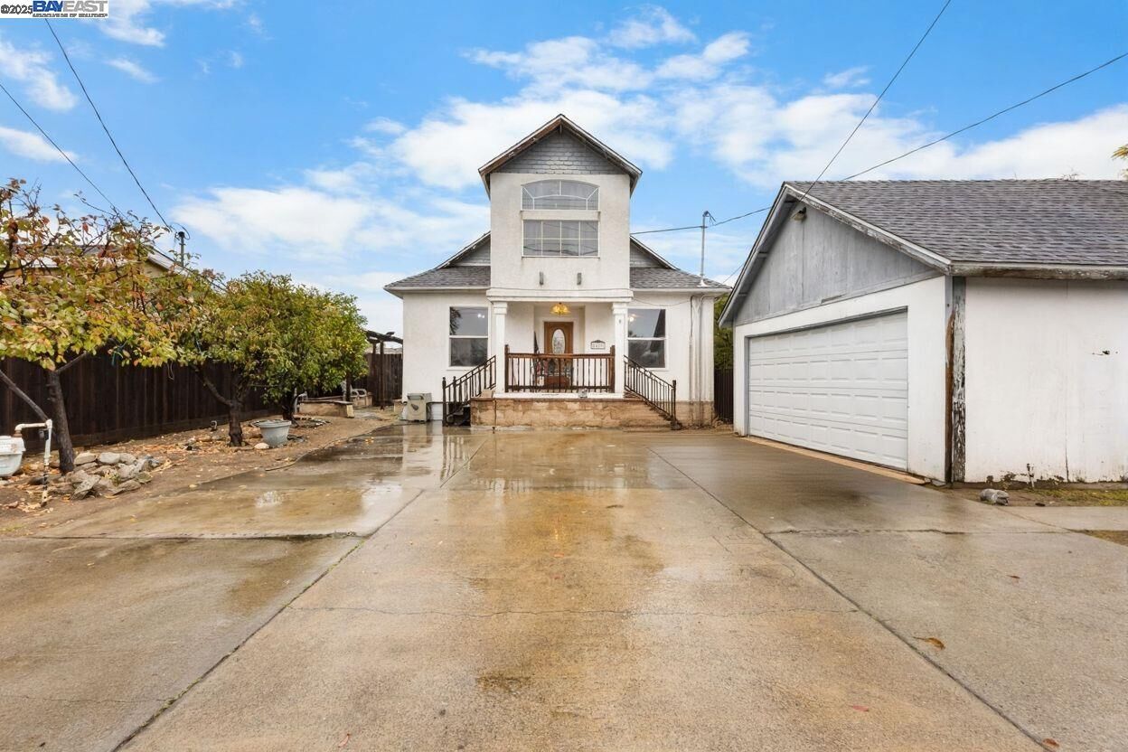 Property Photo:  2421 W Rumble Rd  CA 95350 