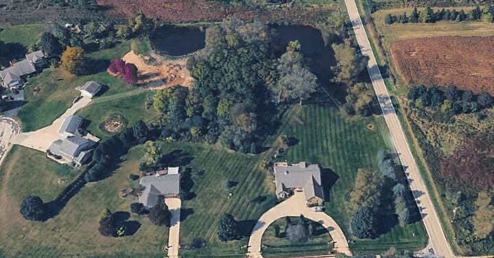 Property Photo:  2075 Parkwood Ct  WI 53024 