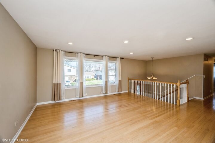 Property Photo: 829 Pinehurst Lane IL 60193