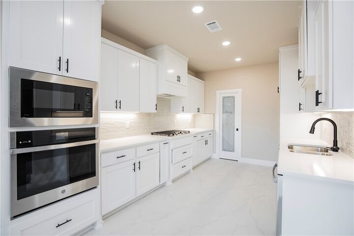 Property Photo: 6804 SW Basswood Avenue AR 72713