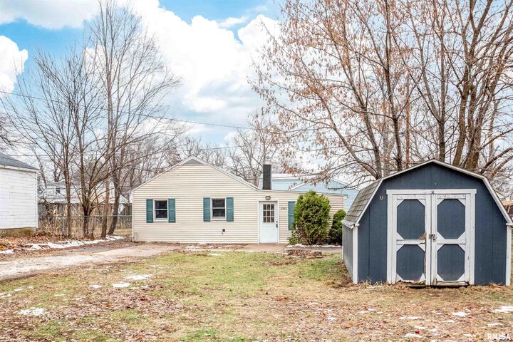 Property Photo: 3302 N Gale Avenue IL 61604