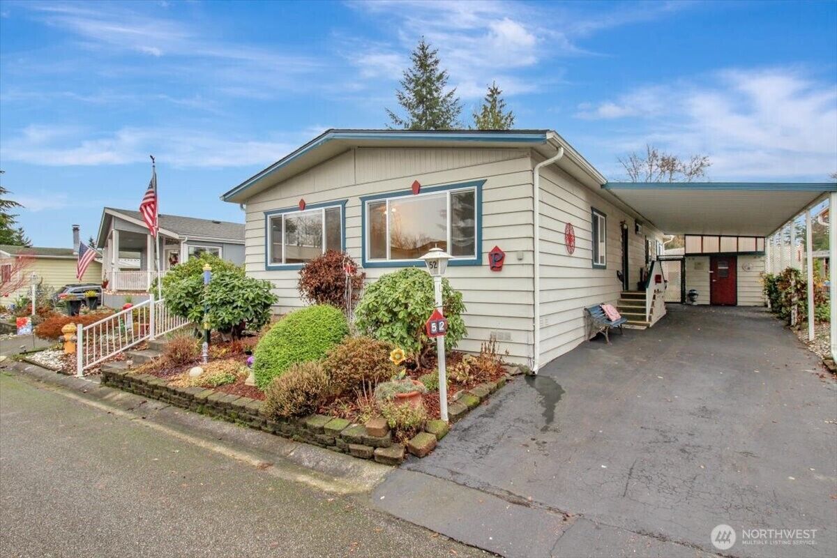 Property Photo:  815  124th St SW 52  WA 98204 