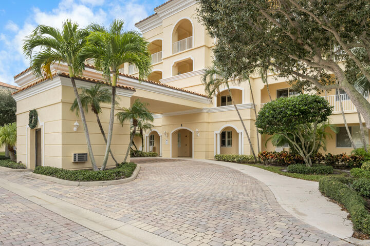 Property Photo:  8 Harbour Isle Drive E 5  FL 34949 