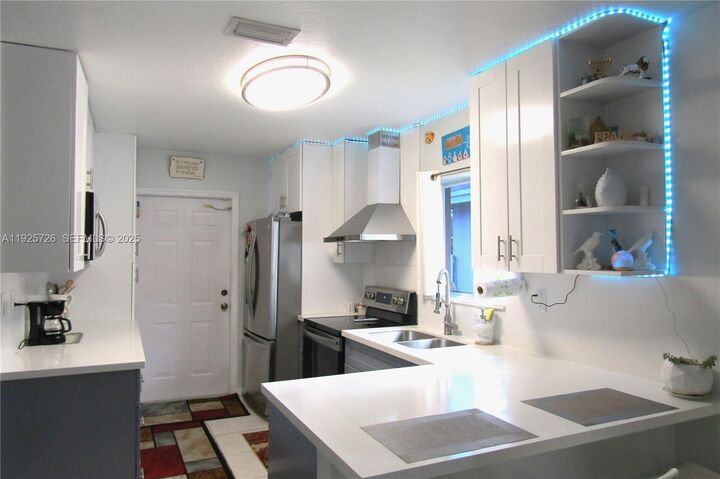 Property Photo: 942 SW 8th Pl FL 33034