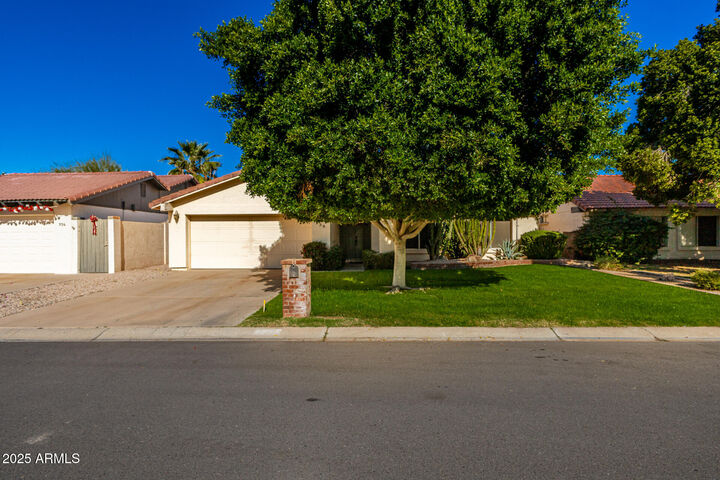 Property Photo:  938 E Driftwood Drive  AZ 85283 