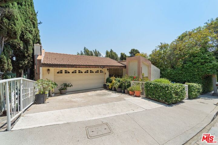 Property Photo:  3334 Oak Glen Dr  CA 90068 