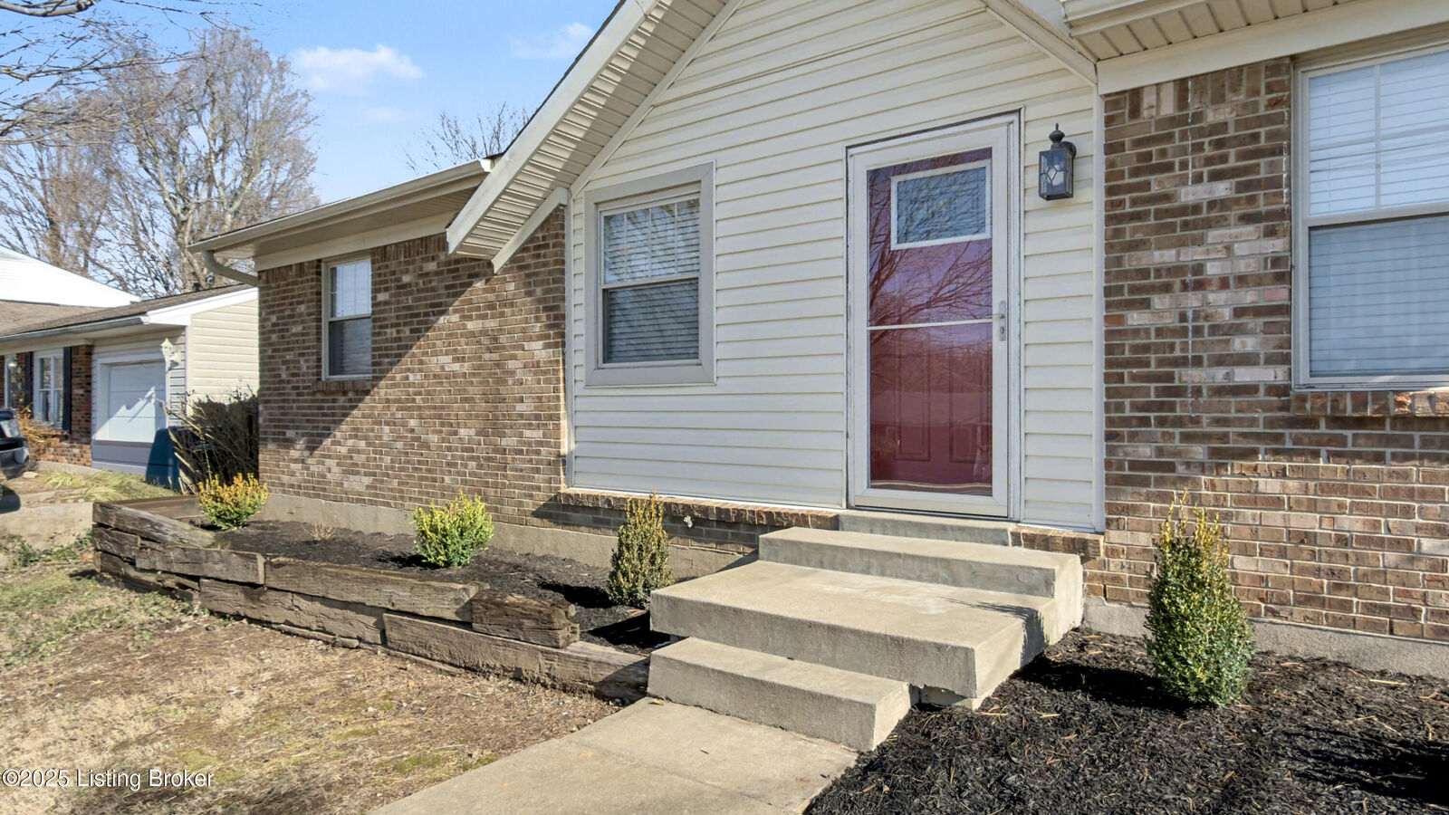 Property Photo: 8209 Vaughn Mill Rd KY 40228