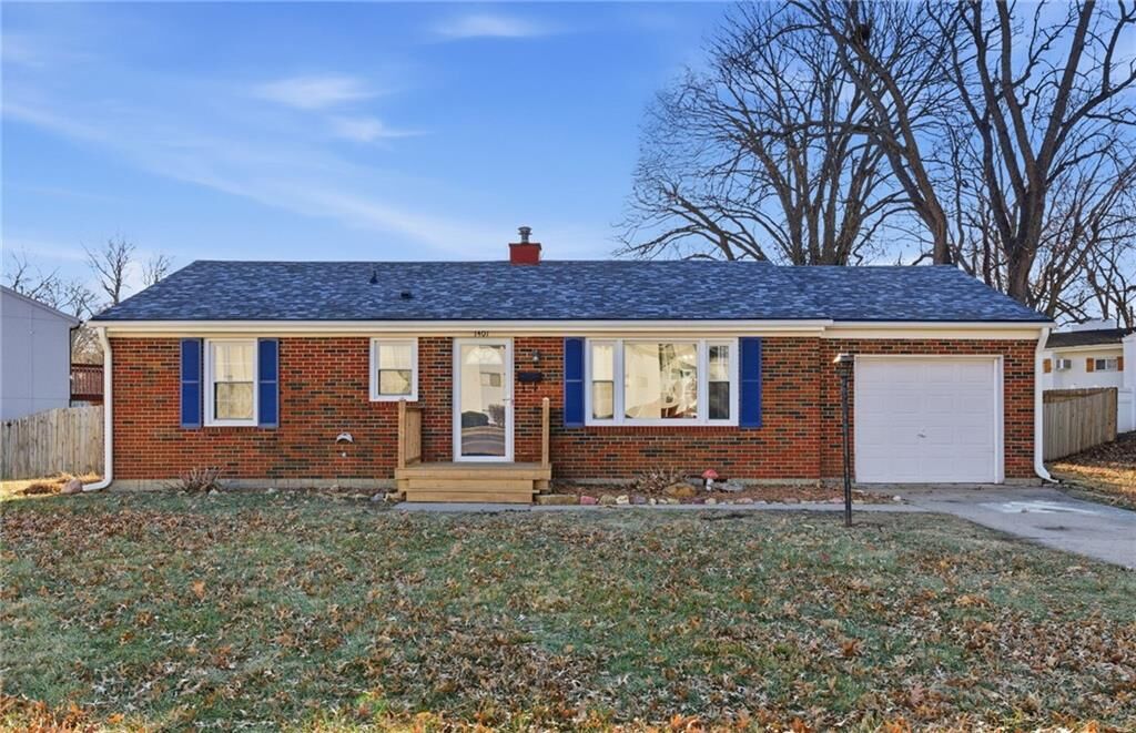 Property Photo:  1401 SW 1st Street  MO 64081 