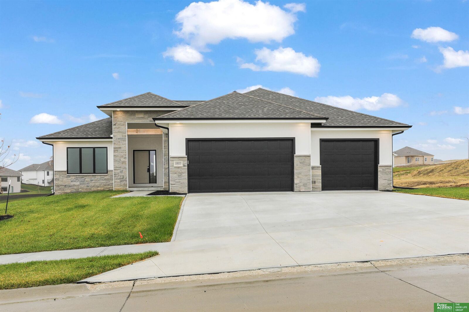 Property Photo: 10023 Prospect Street NE 68046