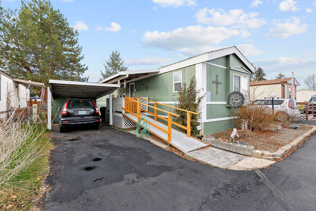 Property Photo: 185 NW Harwood Avenue 77 OR 97754