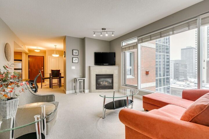 Property Photo:  910 5 Avenue SW 2001  AB T2P 0C3 