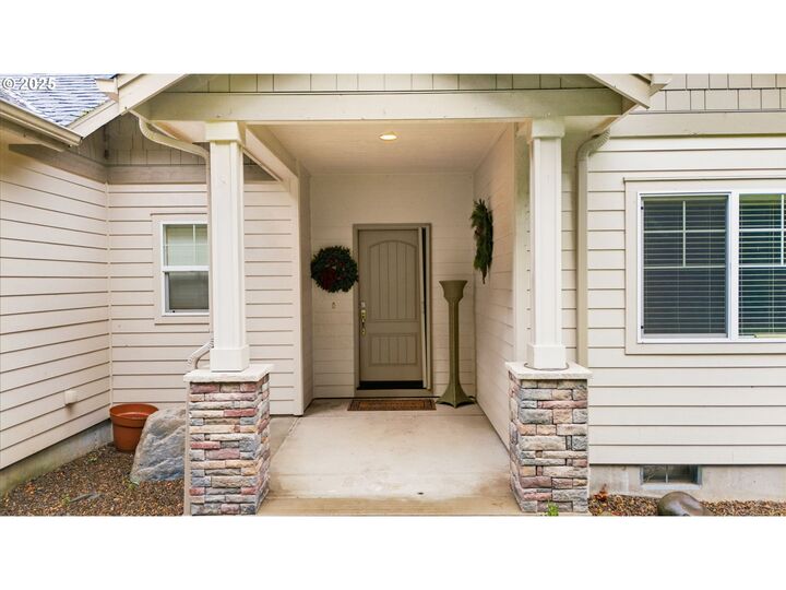 Property Photo: 40971 Deerhorn Rd OR 97478