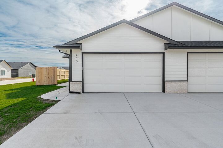 Property Photo: 473 E Harper St KS 67147-8948