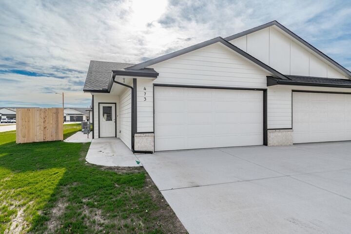 Property Photo:  473 E Harper St  KS 67147-8948 