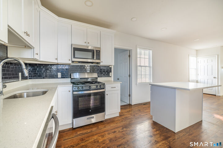 Property Photo:  340 Pleasantview Avenue 1st Floor  CT 06606 