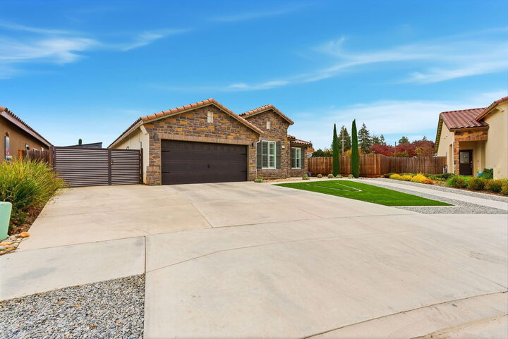 Property Photo: 3636 E Meadow Court CA 93292