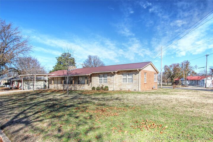 Property Photo:  912 W Shawnee Avenue  OK 74048 