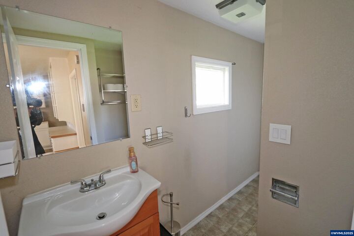 Property Photo:  585 Hickory St NE  OR 97301 