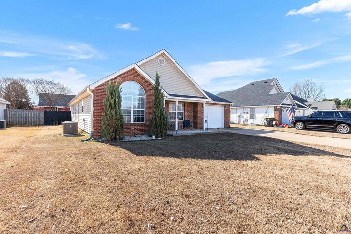 Property Photo:  221 Wembley Drive  GA 31088-1269 