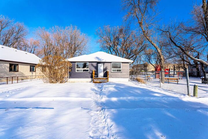 Property Photo:  1845 Midmar Avenue  MB R2R 0J9 