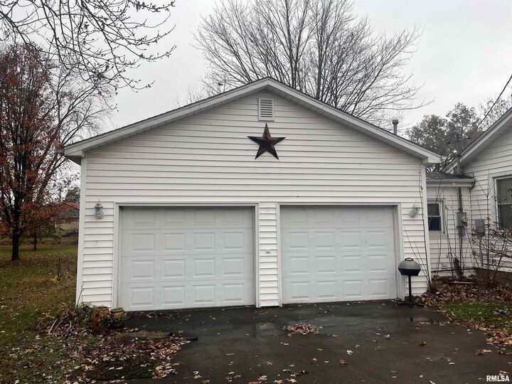 Property Photo:  1006 N Garfield Street  IL 62959 