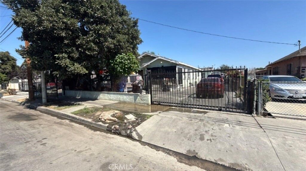 Property Photo: 9602 Holmes Avenue CA 90002