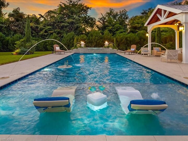Property Photo:  624 Ridge Dr  FL 34108 