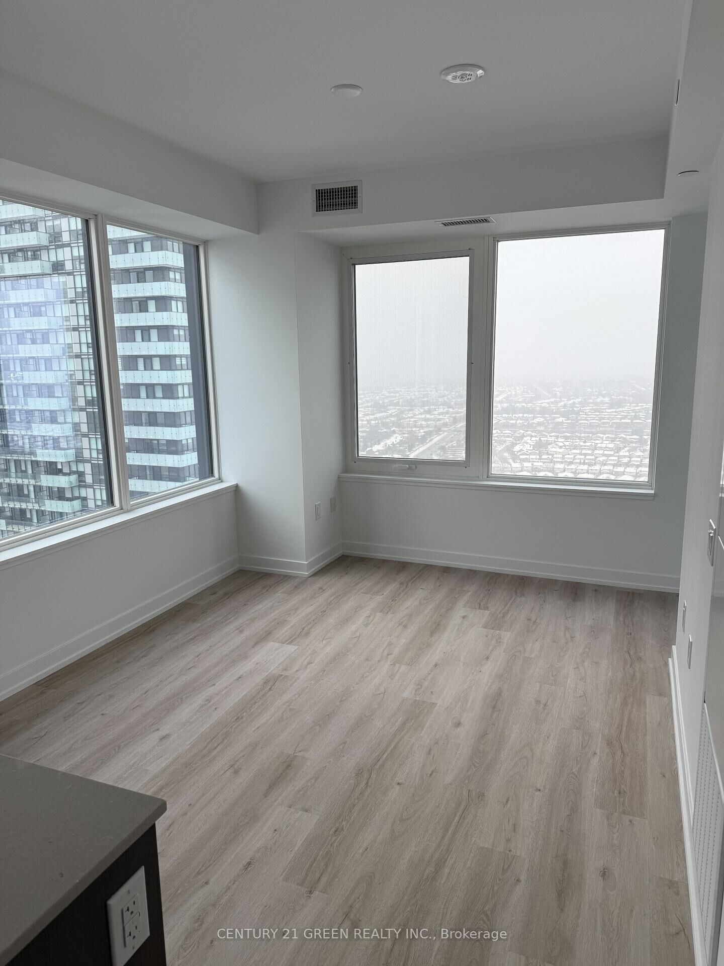 Property Photo:  395 Square One Drive 3208  ON L5B 0P6 