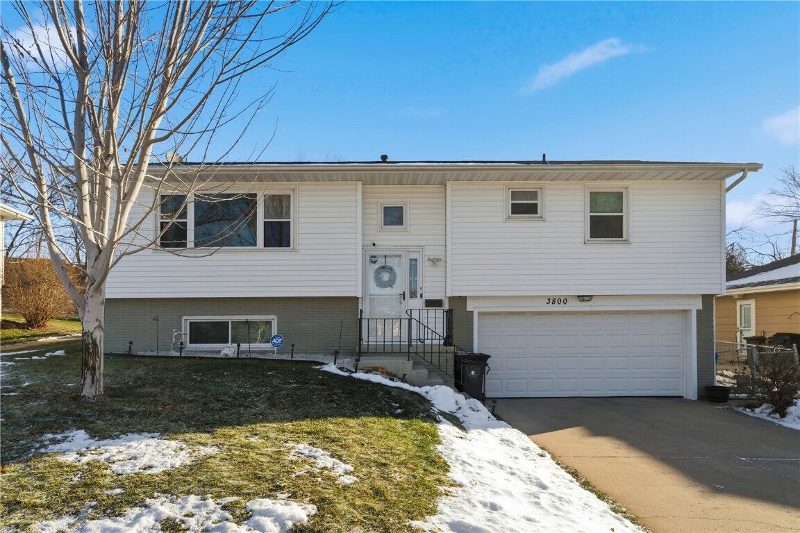 Property Photo: 3800 Redbud Road NE IA 52402