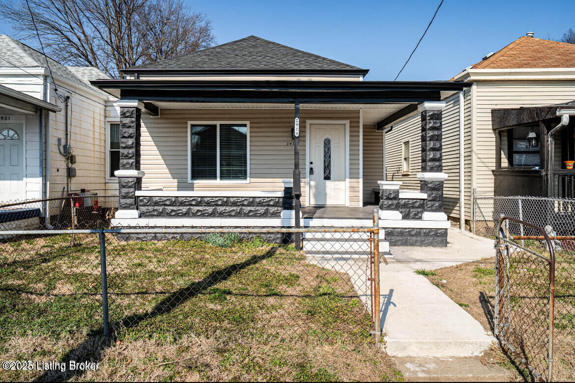 Property Photo:  2919 Montgomery St  KY 40212 