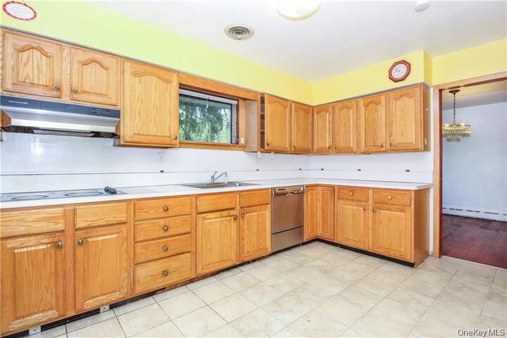 Property Photo:  26 Montrose Point Road  NY 10548 