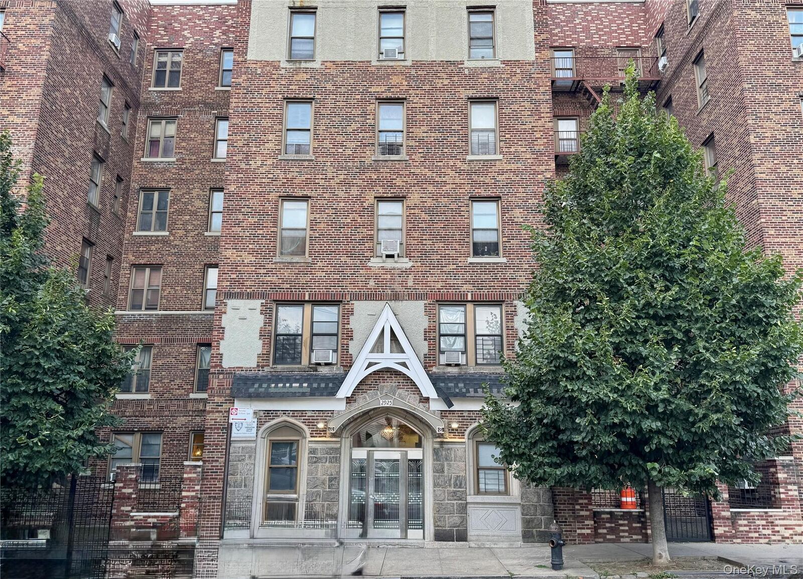 Property Photo:  2925 Mathews Ave 2H  NY 10467 