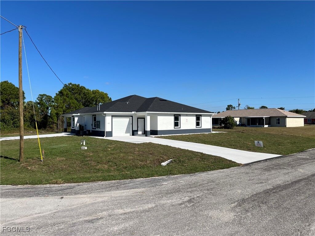 Property Photo: 935 Graystone Avenue FL 33974