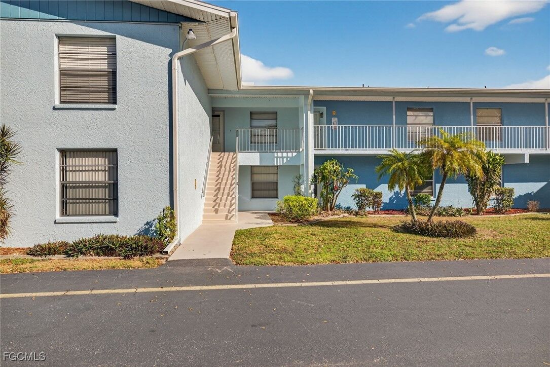 Property Photo:  1100 Pondella Road 811  FL 33909 